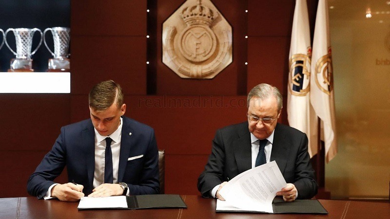 El Real Madrid presenta a su nuevo portero ucraniano de 19 años, Andriy Lunin