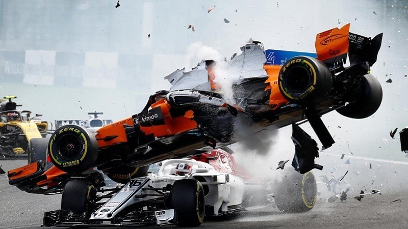 Espectacular y dramático accidente de Fernando Alonso en la salida del GP de Bélgica