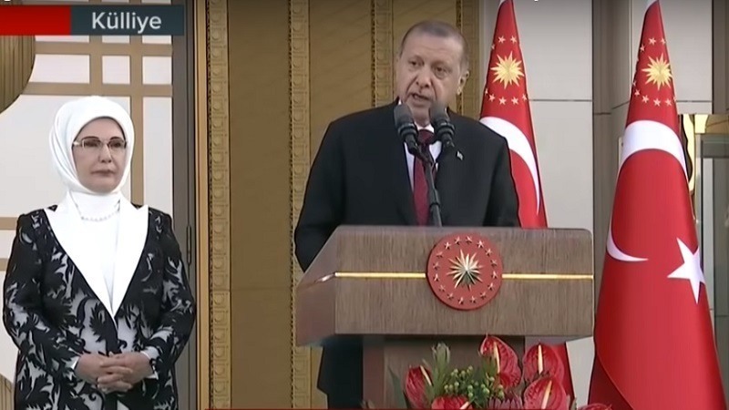 Erdoğan compara la crisis monetaria con un ataque a adhan y la bandera turca