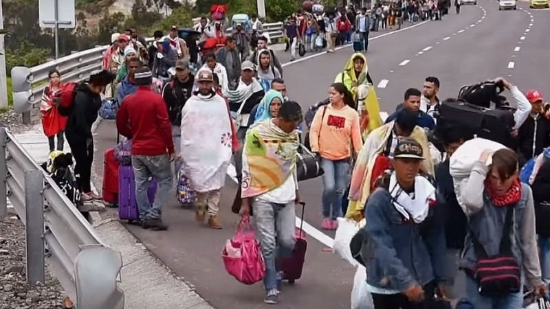 Venezolanos aceleran el paso por Ecuador hacia Peru