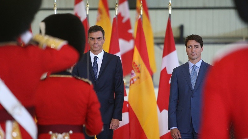 El presidente del Gobierno, Pedro Sanchez, y el primer ministro de Canada, Justin Trudeau, pasan revista a las tropas con motivo de la visita del presidente espanol a Canada