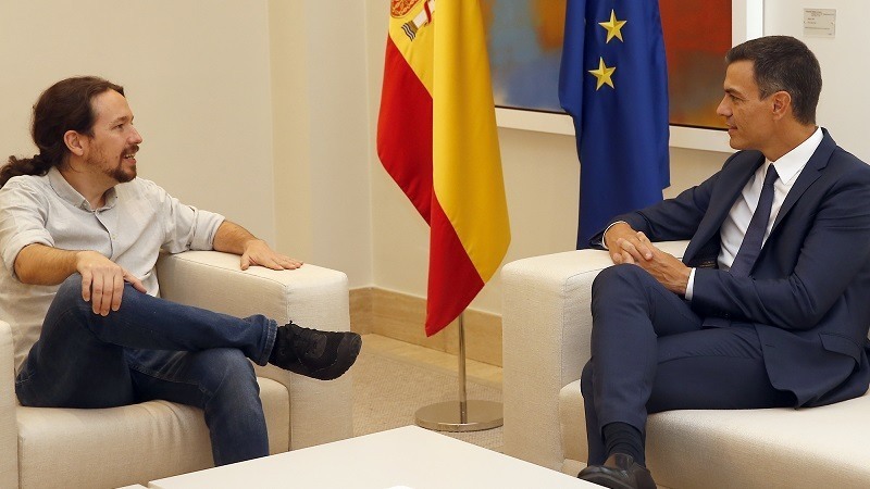 El presidente del Gobierno, Pedro Sanchez, y el secretario general de Podemos, Pablo Iglesias, durante el encuentro que han mantenido en La Moncloa