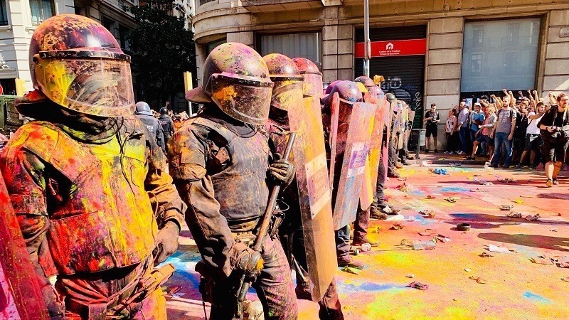 Independentistas lanzaron y rociaron polvo de colores a los Mossos