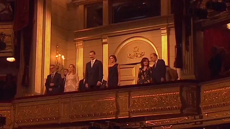 Los Reyes presidieron el estreno del Teatro Real con reivindicación independentista en el saludo final