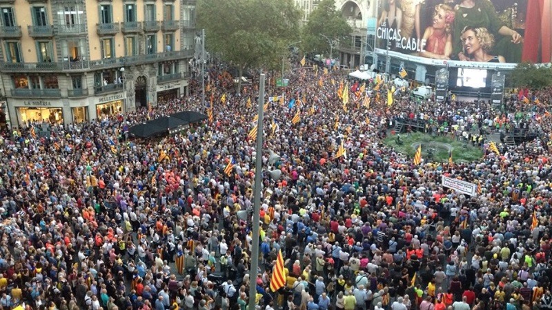 Miles de personas se reúnen en Cataluña para pedir la liberación de los políticos independentistas