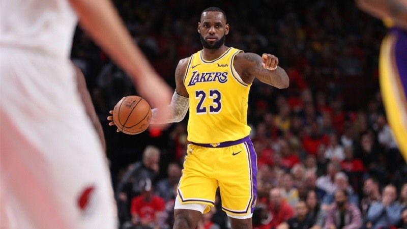 El debut de LeBron James con los Lakers acaba en derrota ante Portland