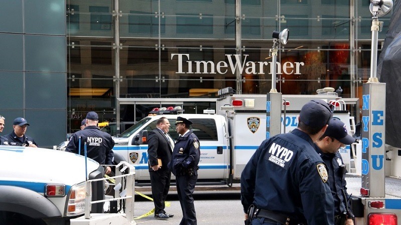 Policias de Nueva York en la zona acordonada frente edificio de Time Warner, luego del alerta por el paquete bomba recibido en las oficinas de la cadena CNN