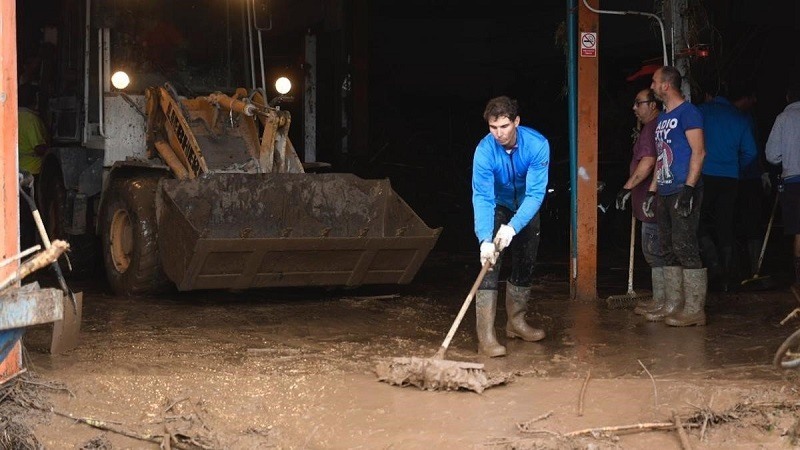 Rafa Nadal ayudando en tareas de limpieza tras la devastadora riada en Mallorca