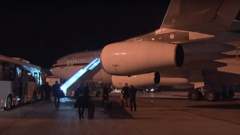 El avión de Angela Merkel se vio obligado a aterrizar de emergencia cuando viajaba a la cumbre del G20 en Argentina