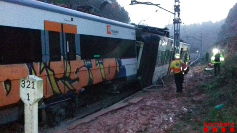 Un muerto y más de 40 heridos de diversa consideración al descarrilar un tren de cercanías en Barcelona