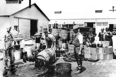 Diputados del Sheriff del Condado de Orange descargando alcohol ilegal, Santa Ana, 3-31-1932