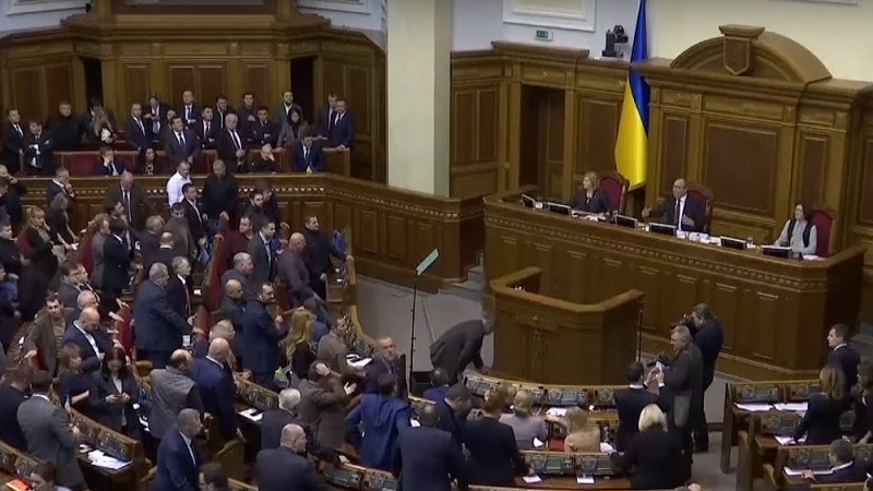 El parlamento de Ucrania aprueba la ley marcial tras el choque naval con Rusia