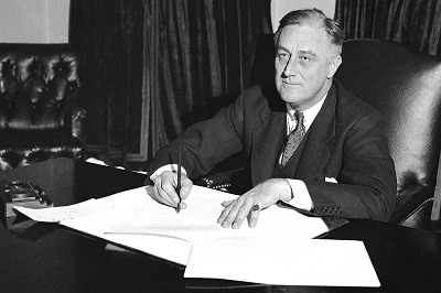 El presidente Franklin D. Roosevelt firma el Acta Cullen-Harrison, o Beer Bill, la primera relajacion de la Ley Volstead, el 22 de marzo de 1933.