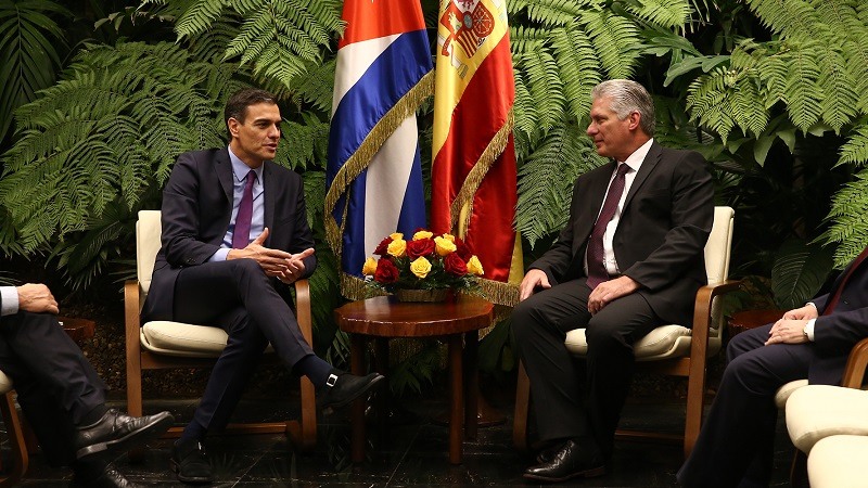 Sánchez acuerda estrechar lazos con Cuba durante la histórica visita oficial