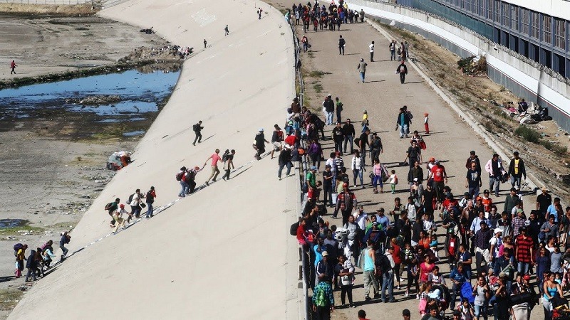 Frontera de Tijuana, cientos de migrantes de la caravana intentan cruzar a la fuerza a EEUU
