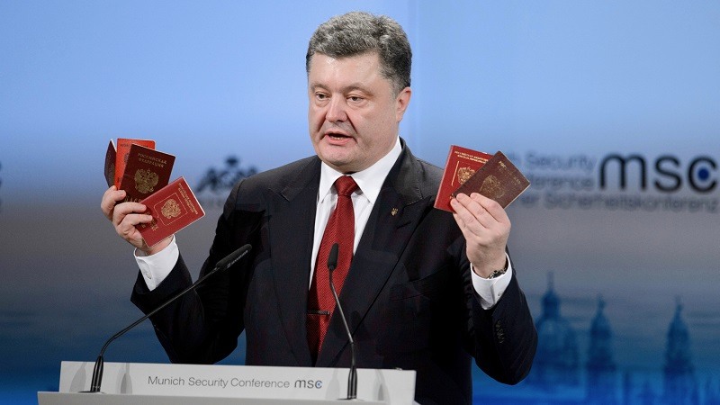 Petro Poroshenko mostrando pasaportes en 2015