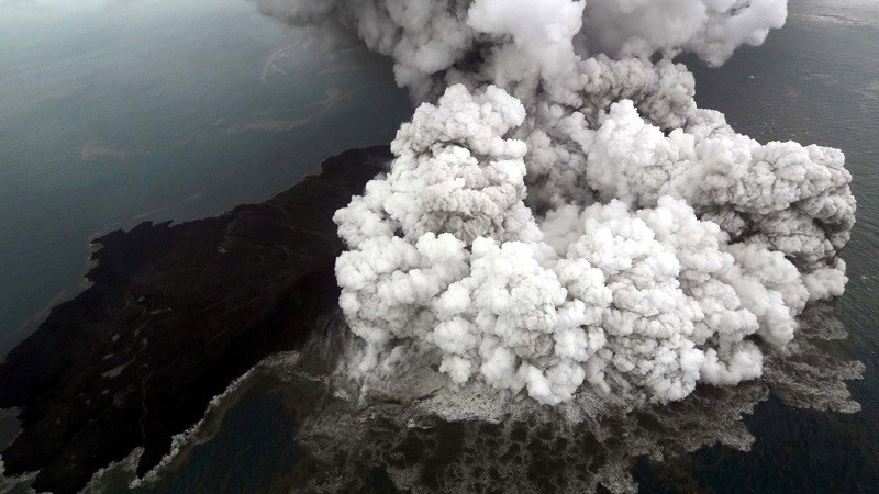 Erupcion del volcan Anak Krakatoa