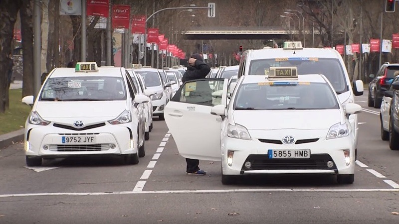 La huelga indefinida de los taxistas sigue centrándose en Madrid