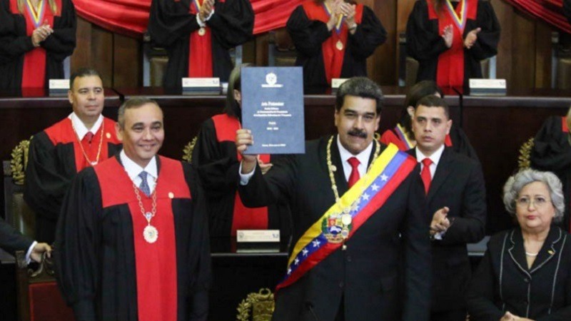 Nicolás Maduro jura su segundo mandato con un país sumido en una crisis sin precedentes