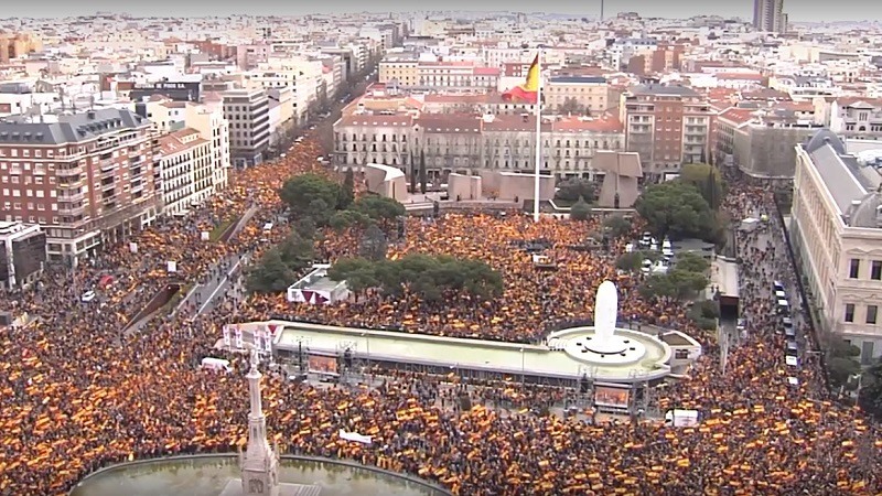 Decenas de Miles de personas se congregaron en Colón para protestar contra Sánchez y en defensa de la unidad de España