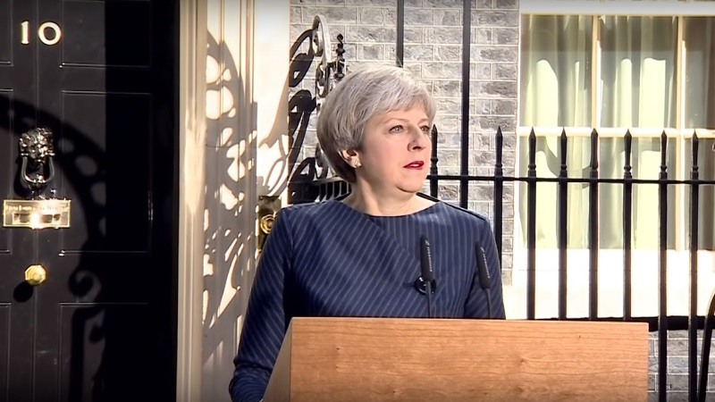 Theresa May promete renunciar si el Parlamento aprueba su acuerdo