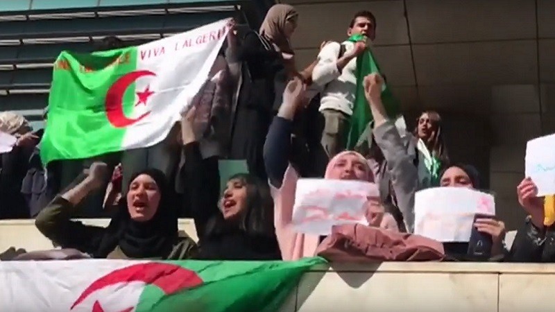 Miles de personas en Argelia participan en la marcha contra Bouteflika