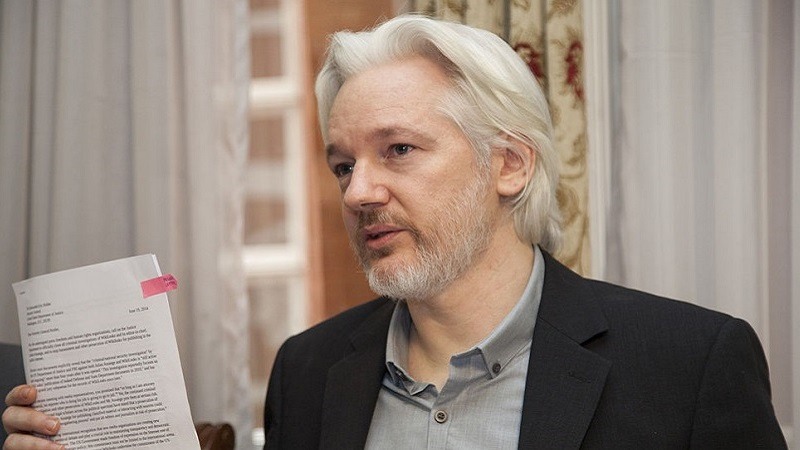 Assange se enfrenta a la extradición a los Estados Unidos después de ser arrestado en la embajada ecuatoriana de Londres
