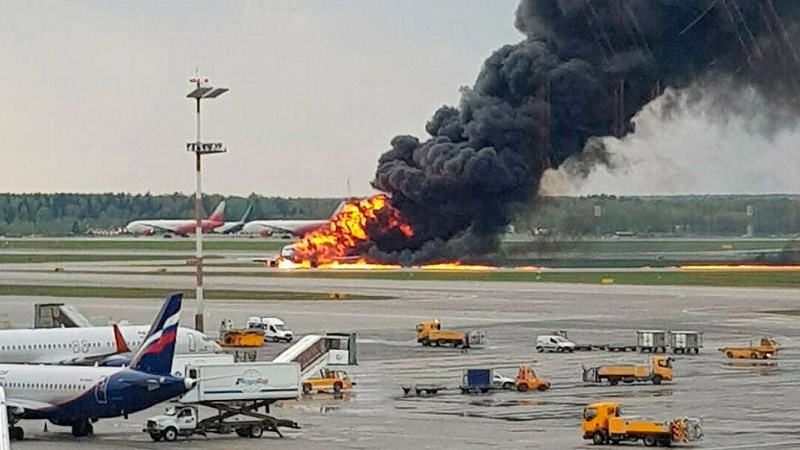 Al menos 41 personas muertas en un avión de pasajeros que aterrizó en llamas en el aeropuerto de Moscú