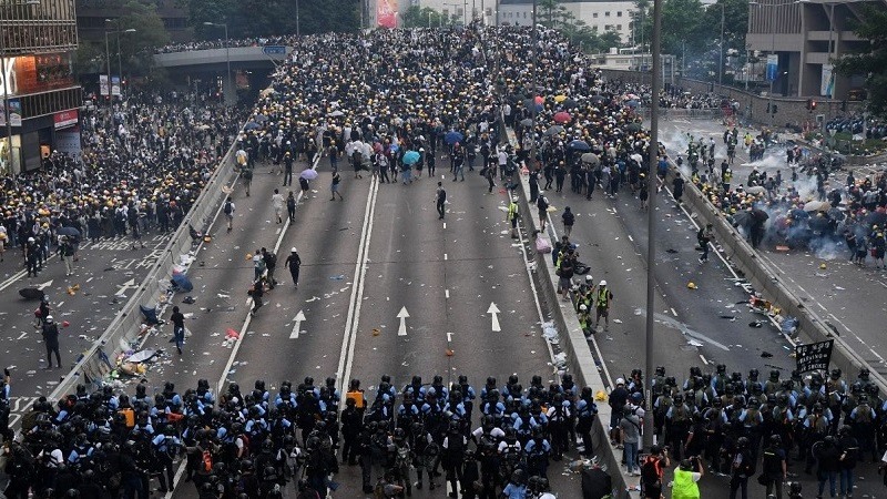 Violencia sin precedentes durante las protestas en Hong Kong