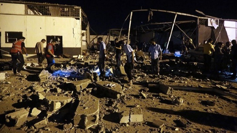 Al menos 44 muertos por ataque aéreo en un centro de migrantes en Trípoli