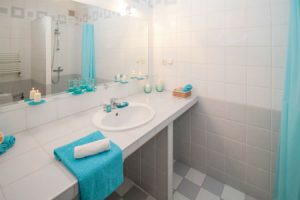 Los espejos suman confort al cuarto de baño