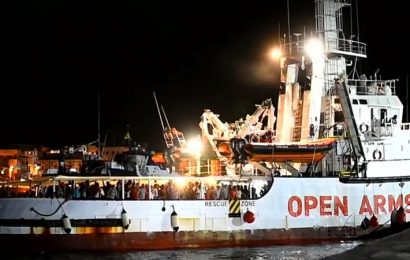 Los inmigrantes del Open Arms desembarcan en Lampedusa tras la orden de la fiscalía italiana