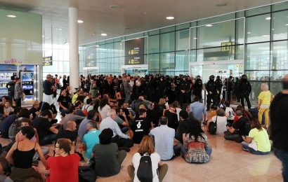Los manifestantes independentistas colapsan el aeropuerto de El Prat en Barcelona