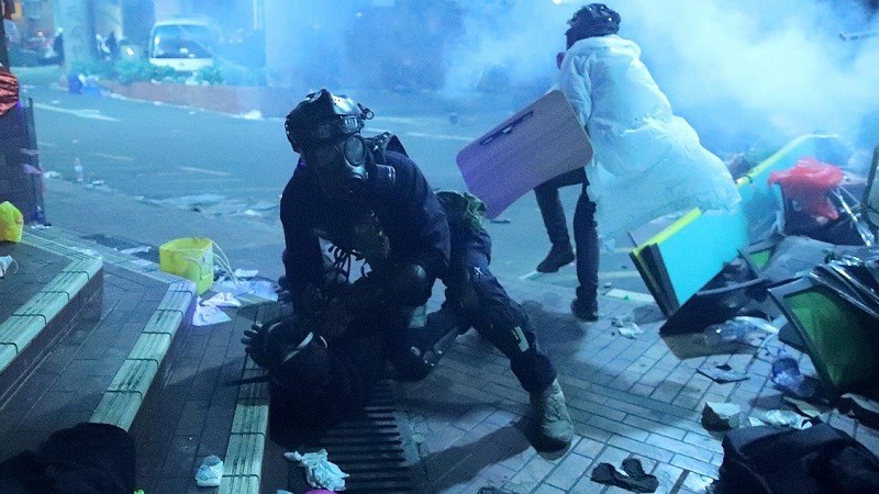 Hong Kong caos entre manifestantes y la policia en universidad