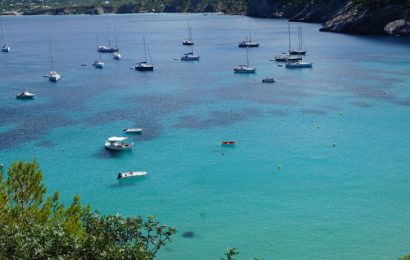 Cómo pasar unas vacaciones idílicas en barco sobre las aguas de Ibiza