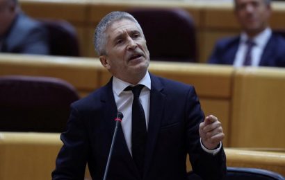 Marlaska dice que no dimite y la oposición le acusa de mentir en sede parlamentaria