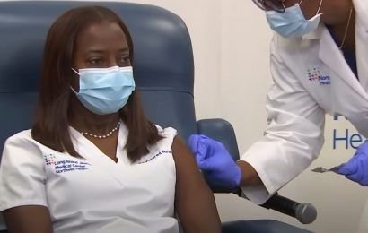 Estados Unidos comienza a distribuir la vacuna de Pfizer para iniciar la campaña contra la covid-19