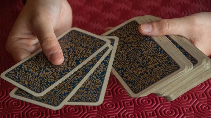 Tarotista con cartas