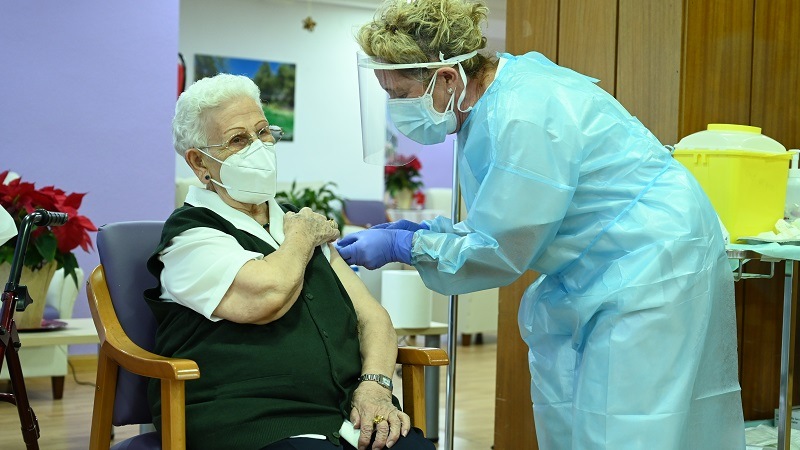 Una interna y una técnico de cuidados auxiliar de enfermería de la residencia Los Olmos, de Guadalajara, las primeras vacunadas frente a la COVID-19