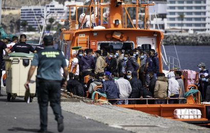 El Gobierno traslada a más de 200 inmigrantes de Canarias a Granada