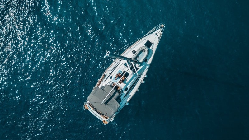 Surcar las costas de Ibiza en barco