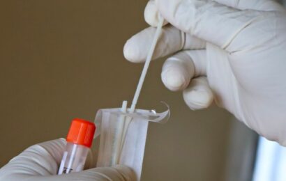 Ómicron puede infectar a las personas vacunadas o que ya han tenido COVID-19, advierte la OMS