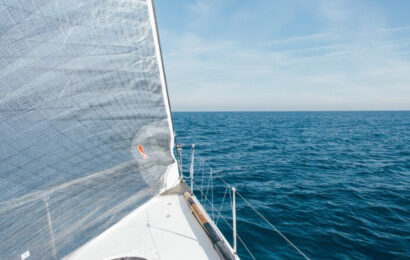 5 razones por las que alquilar un velero en Ibiza