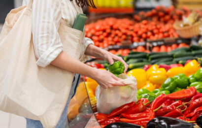 ¿Hasta qué hora está abierta la tienda de alimentos más cercana?
