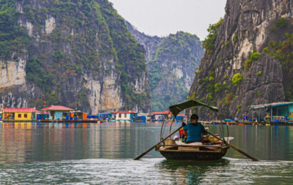 Un pueblo de pescadores en la Bahia de Ha-Long en Vietnam