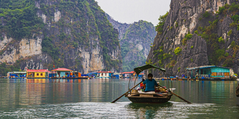 Un pueblo de pescadores en la Bahia de Ha-Long en Vietnam