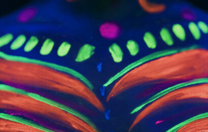 Creatividad en penumbra: el taller de pintura fluorescente que arrasa en El Born Creatividad en penumbra: el taller de pintura fluorescente que arrasa en El Born