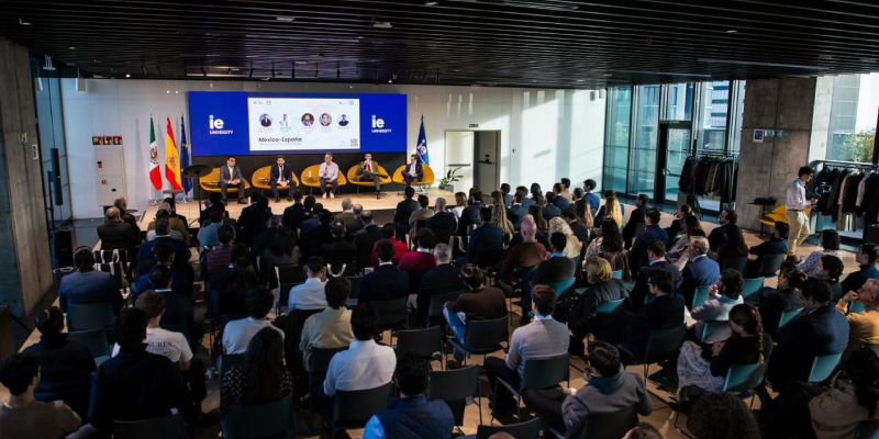 Ponencia sobre inversión y economía en la IE University