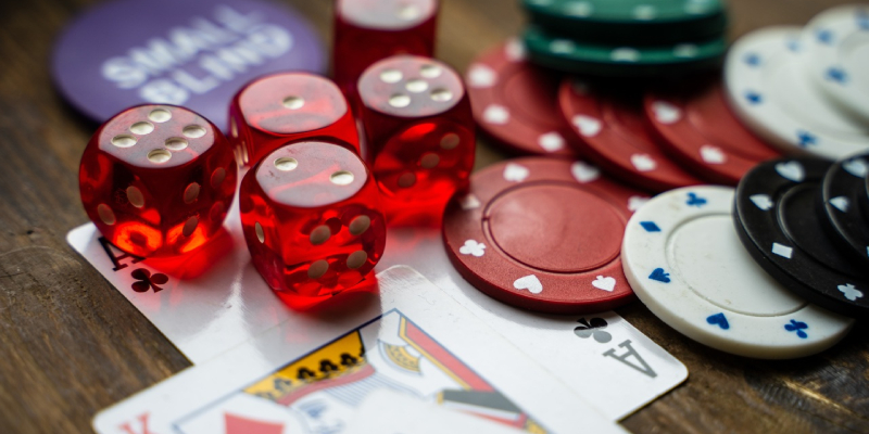 Dados, fichas y cartas